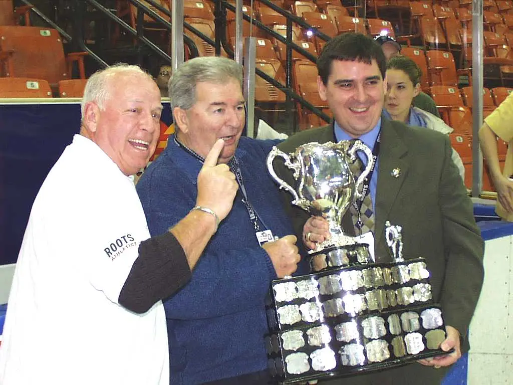 La haute direction prend plaisir aux festivités ! Le président Henri Martin et le directeur-gérant et propriétaire Maurice Tanguay, en compagnie du président de la LHJMQ, Gilles Courteau.
