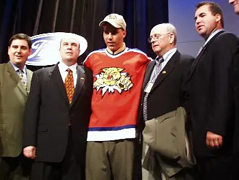Le président des Wildcats, Robert Irving (2e à gauche), accueille Steve Bernier le tout 1er choix de l'équipe et de la LHJMQ lors du repêchage de 2001. Bernier deviendra le meilleur marqueur de buts (151) dans l'histoire de la franchise en saison régulière.