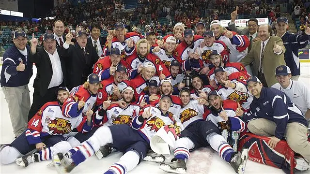 La photo d'équipe des champions 2006, des visages souriants après la finale de la Ligue remportée face aux Remparts.