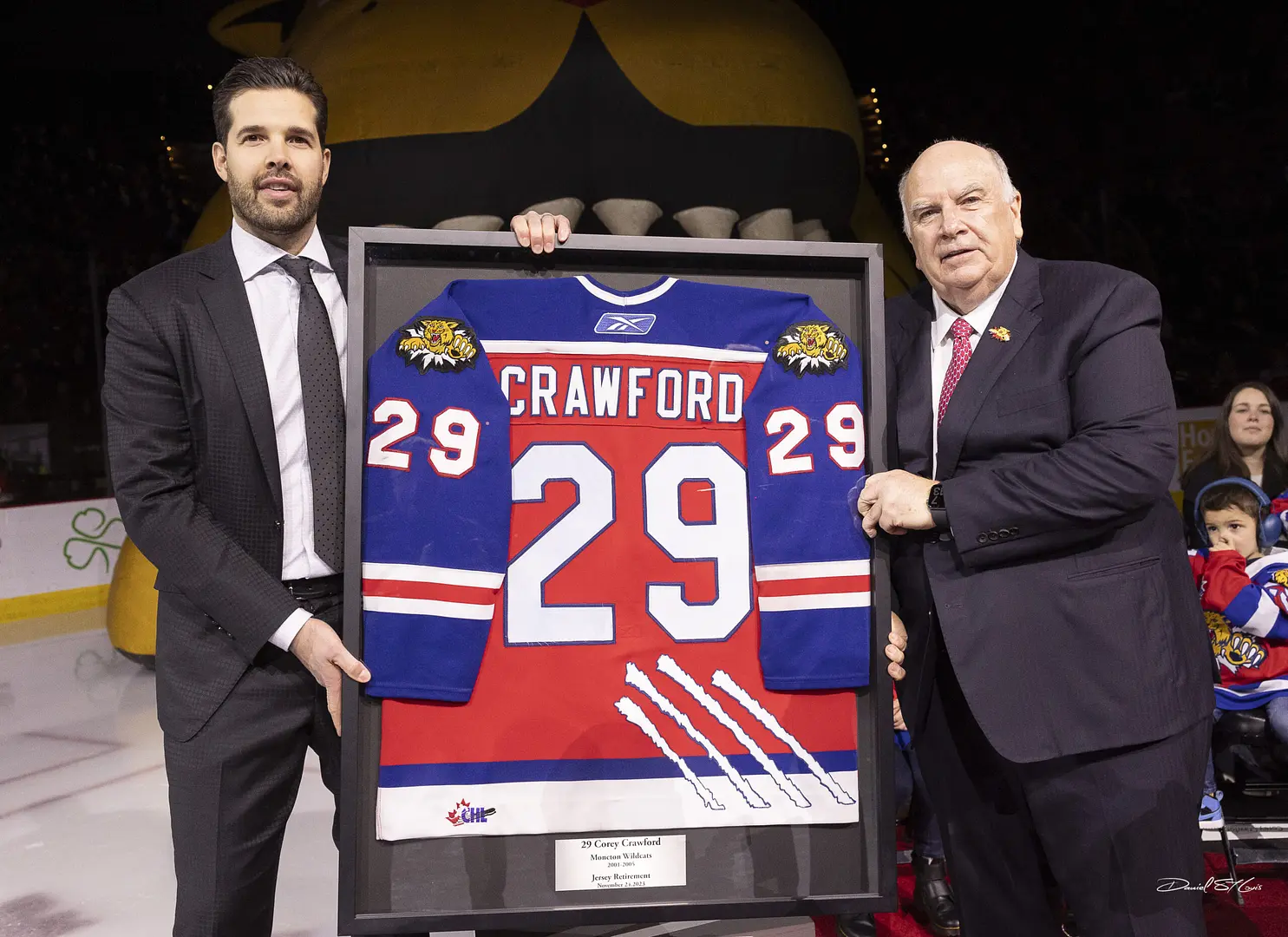 Corey Crawford et Robert Irving, le 24 novembre 2023, lors des cérémonies entourant le retrait de chandail de l'ex-gardien des Wildcats Corey Crawford.
