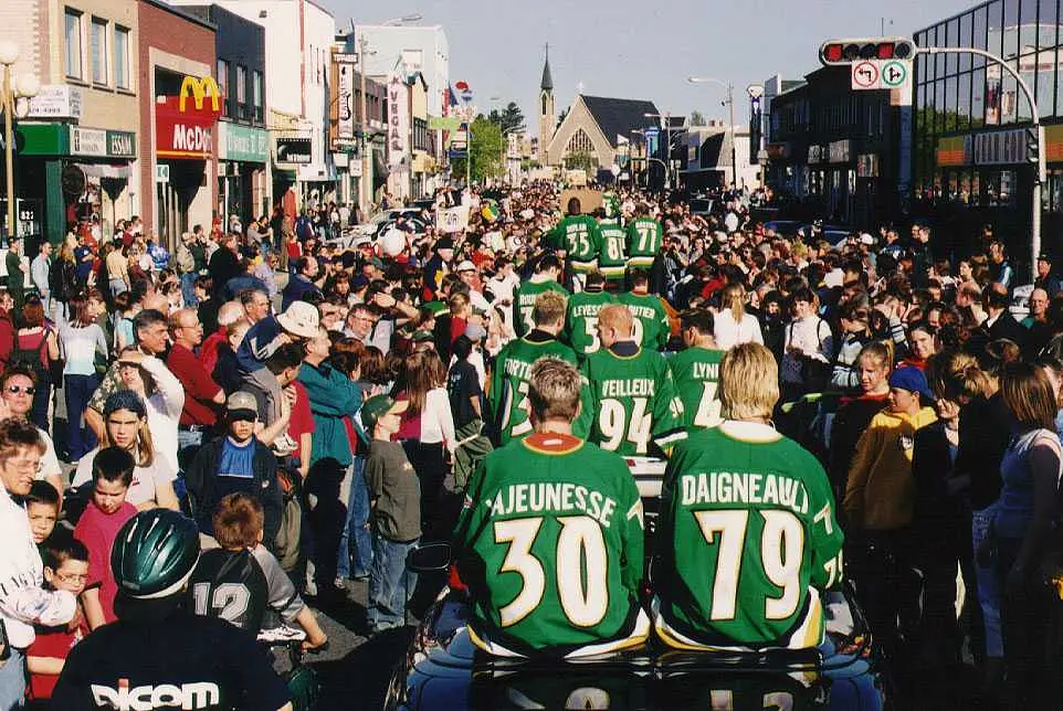 2001 - la parade des champions de la LHJMQ a attiré plusieurs centaines de partisans dans les rues de Val-d'Or. Les gardiens Simon Lajeunesse et Maxime Daigneault se sont partagés le filet toute la saison et en séries, et ils ont occupé le même véhicule pour le défilé.