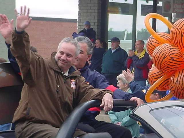 Mario Durocher (entraîneur-chef) et John Greene (directeur-gérant), lors de la parade dans les rues de Victoriaville au printemps 2002.