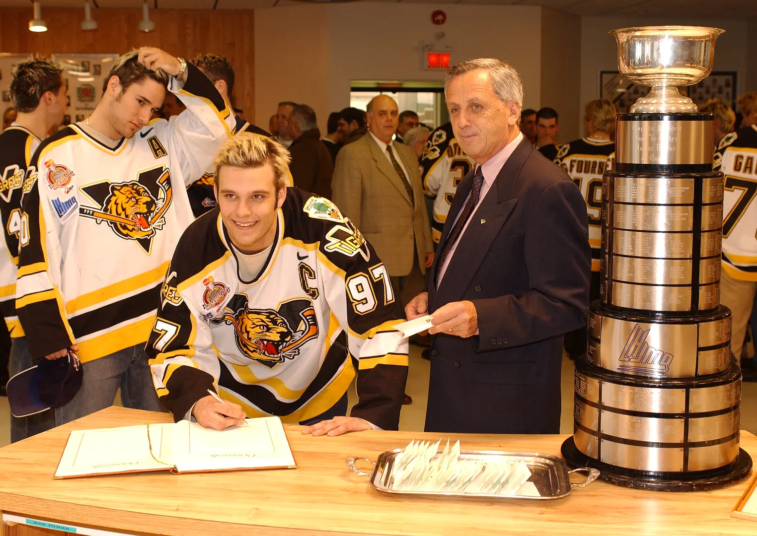 The players, led by captain Carl Mallette, were welcomed at Victoriaville City Hall by Mayor Roger Richard for the signing of the Golden Book. The Tigres had won the final in 6 games (4-2) against the Acadie-Bathurst Titan a few days earlier, on Sunday, May 12th 2002.