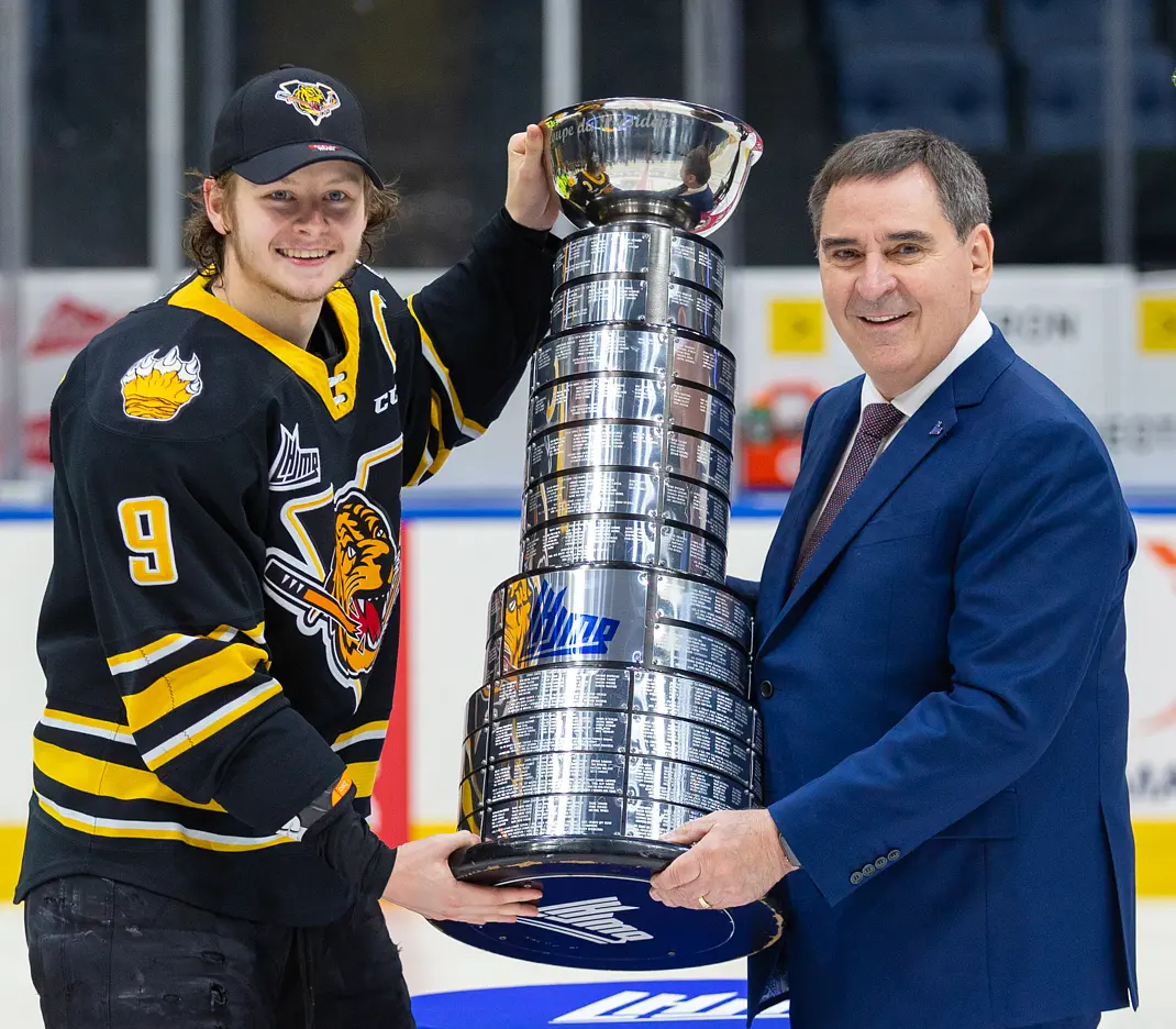 Captain Mikhail Abramov receives the President Cup from QMJHL Commissioner Gilles Courteau. In 3 games, Abramov scored the winning goal during the post-season playoffs.